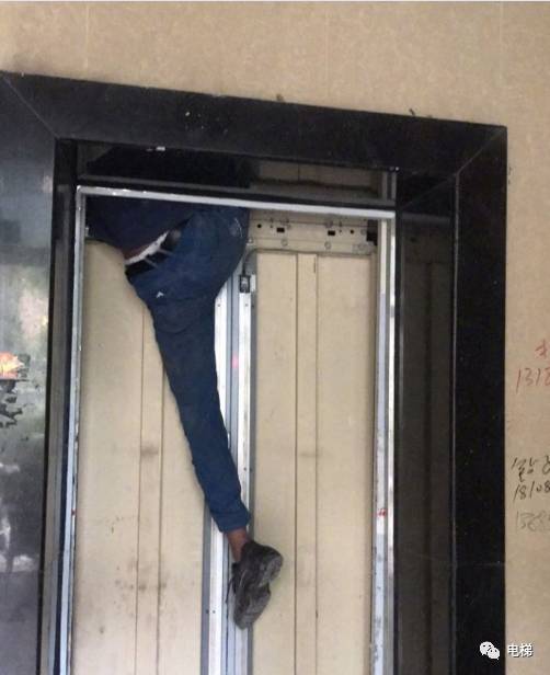 一电梯维修工被卡电梯致死 