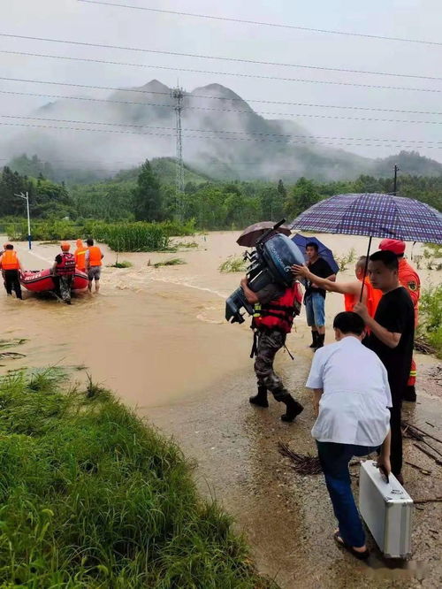 贵池一男子驾车遇洪水,多方救援得脱险
