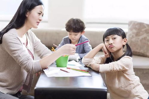 兄弟俩犯错被妈妈墙角罚站,哥哥对弟弟的悄悄话,让宝妈哭笑不得