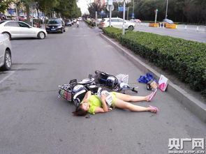 北京骑车女被疾风吹倒 十几分钟无人扶