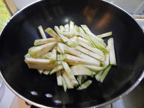 肉丝炒青茄子的做法,肉丝炒青茄子怎么做好吃,肉丝炒青茄子的家常做法 搬个凳子看戏 