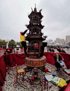 这座寺庙在财神节成为 财神 ,一天门票收入几百万,用麻袋装钱