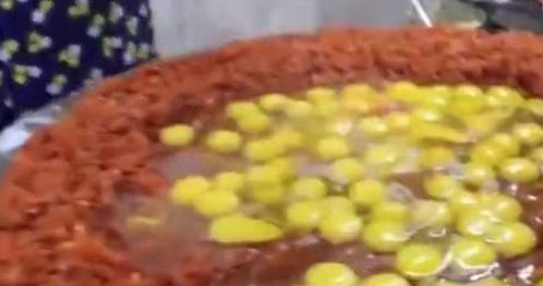 实拍印度小哥用掉240颗鸡蛋做番茄炒蛋,网友 心疼这些鸡蛋