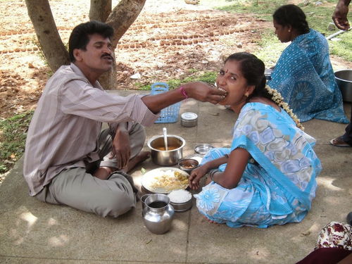 为什么印度人用手吃饭 印度网友夸耀 好处说不完