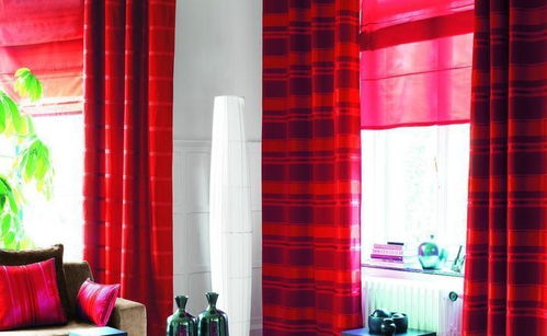 小卧室红色窗帘装修效果图 
