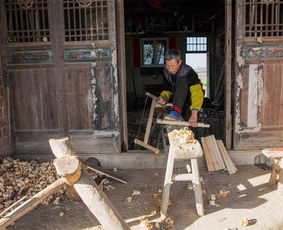 农村70多岁老木匠做工,是见一次少一次了 