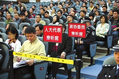 重庆打黑案开审 起诉材料一米高 一法警当场晕倒 