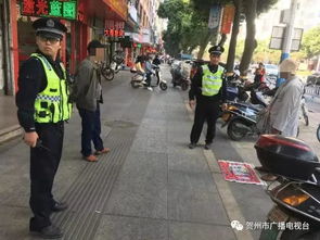 钟山珊瑚一男子在贺州街头打扮成和尚,遭路人举报后被民警带走