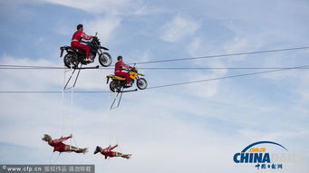 德国高空钢丝表演队上演刺激表演 摩托车空中行走 
