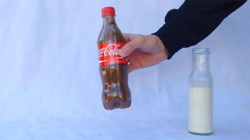 把牛奶倒进可乐里,可乐会变透明吗 1分钟明白真相 