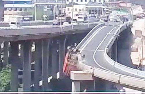 城阳 集装箱车坠下10米高双埠立交桥,司机当场身亡
