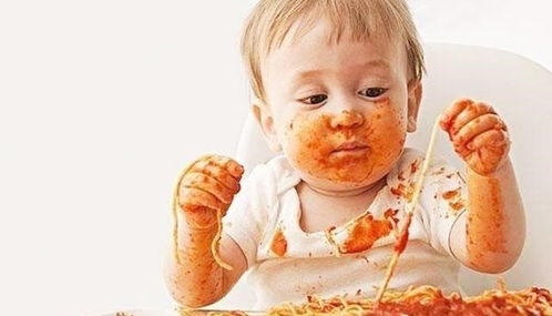 追着给宝宝喂饭,宝宝什么时候可以独立自己吃饭