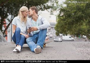 坐在滑板上亲吻的夫妇