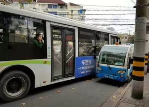 上海公交车上,女乘客突然紧抓方向盘不放 撞了