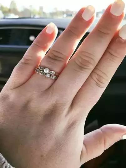 他只花130元给女友买戒指,被店员鄙视,没想到结果变这样 