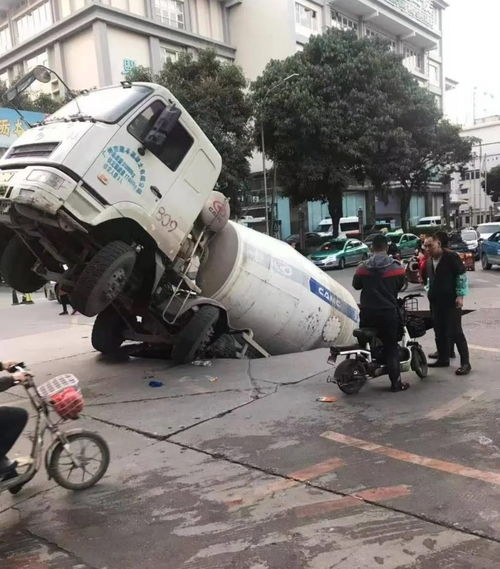 广州棠下突发地陷,一水泥车陷在坑里