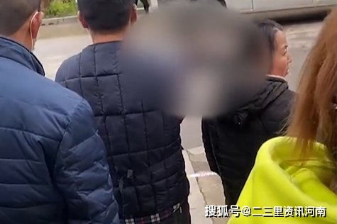 河南一男子杀妻后当街剖腹自杀,警方 嫌犯自杀未遂被民警控制