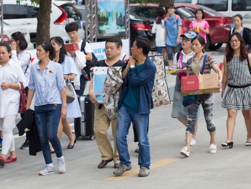 大学家长要求建立家长群,未果后 潜 进班级群,给孩子点自由吧