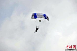 惊险一刻 两跳伞员英格兰上空险与美军战机相撞 