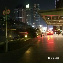 上海外滩附近酒店可以免费停车位吗(上海滩哪里有免费的停车场)