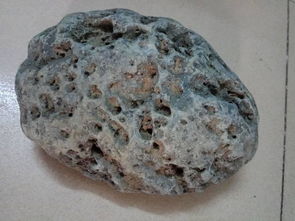 捡到一块石头,感觉很好看,有朋友说像陨石,这是陨石吗 朋友们帮我看看 