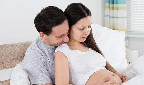 孕中期夫妻亲热,对胎儿有影响吗 这4种情况下,还是忍忍吧