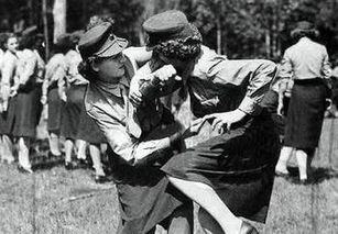 二战时的苏联女兵被逼不穿裤子只穿裙子上战场,理由很简单