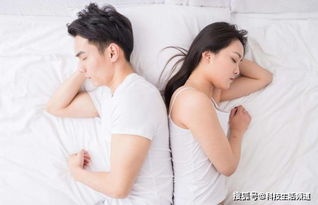 恋母老公钻进婆婆被窝行房