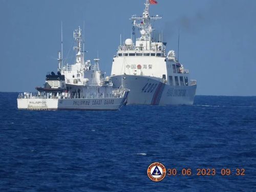 菲律宾偷送补给,被中国海警拦截,菲方倒打一耙称 太危险
