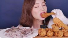 韩国美女主播,生吃大盘章鱼,为何大胃王能吃这么多