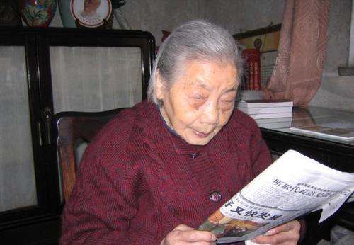 106岁女作家罗洪的长寿经,吃的清淡,活的自在,心境平静益长寿