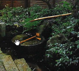 日本园林中水中的流水落到石上的装置叫什么 