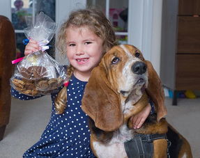 英国6岁女孩网上卖狗饼干畅销全球 打算攒钱买房