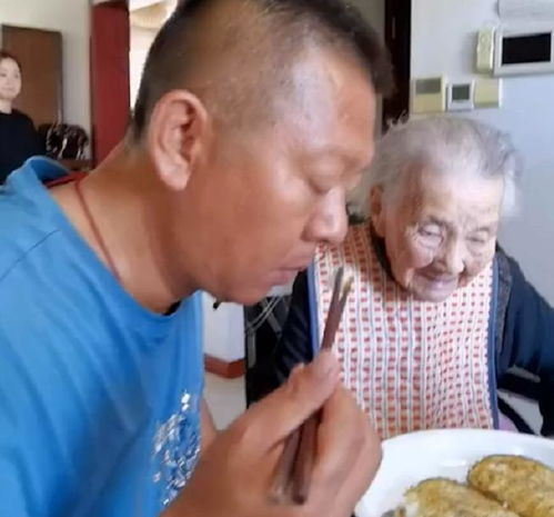 上海一外孙给108岁外婆喂鱼吃,在手臂上试温度吹凉,网友 感动