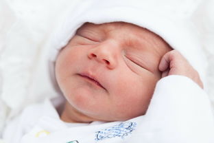 新生儿吃完奶后吐奶哭闹，新手父母该如何应对？