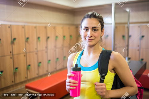 在健身房更衣室里那水瓶的女人
