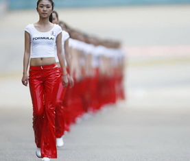 F1中国女郞旗袍抢镜 风吹裙摆露美腿