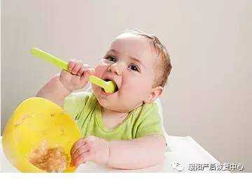 给宝宝添加米粉的几点建议,婴儿米粉并不能当饭吃 