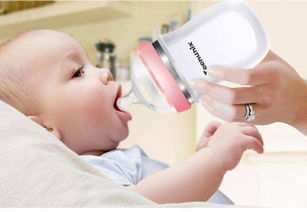 新生儿出生后,为什么第一口医院不让喝水,而让喝母乳