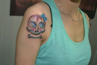 女孩子肩膀处可爱的小骷髅纹身图案 