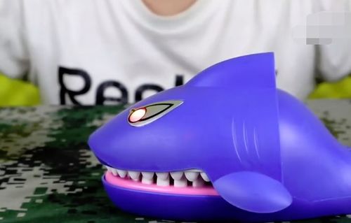 咬手鲨鱼玩具的原理是什么 