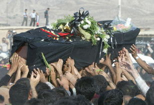 成千上万人参加伊朗连体姐妹葬礼 