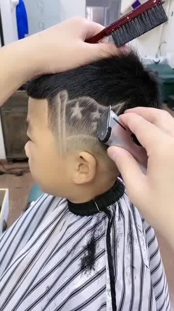 带儿子去理发店,理发师给儿子剪了这个发型,老娘看了都羡慕 
