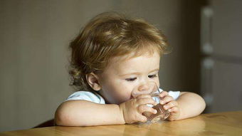 半岁宝宝喝水太多导致 水中毒 ,为什么宝宝不能喝水 医生给了答案