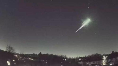 数千人目击 罕见陨石变 火球 坠落英国小镇 含有 生命成分