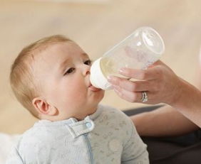 婴儿为什么不吃奶(刚出生的婴儿为什么不吃奶)