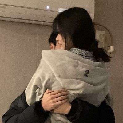 星星掉进河里,糖果掉进梦里,而你掉进我心里