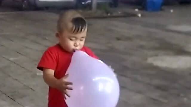 萌娃吹气球气球爆了,小家伙是忘记怎么哭了吗,过了很久才想起来哭 