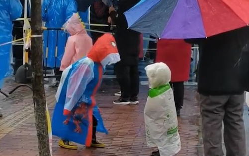 上海一萌娃雨天套着快递袋子做核酸,妈妈 雨伞不够,袋子来凑