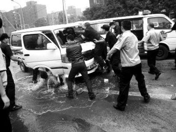 北京黑洗车点抗法撞伤4名执法者 1人被轧轮下 